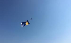 Foto: MINA / Zastava BiH pričvršćena na dron